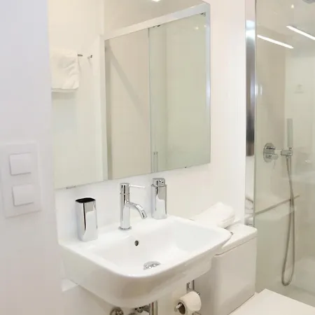 Piso Exclusivo Frente Al Casco Viejo Con Parking Gratis דירה *